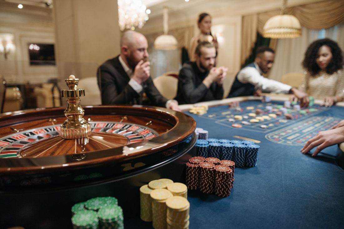 Meja roulette kasino dengan roda dan papan nomor sebagai ilustrasi panduan live casino Megawin188