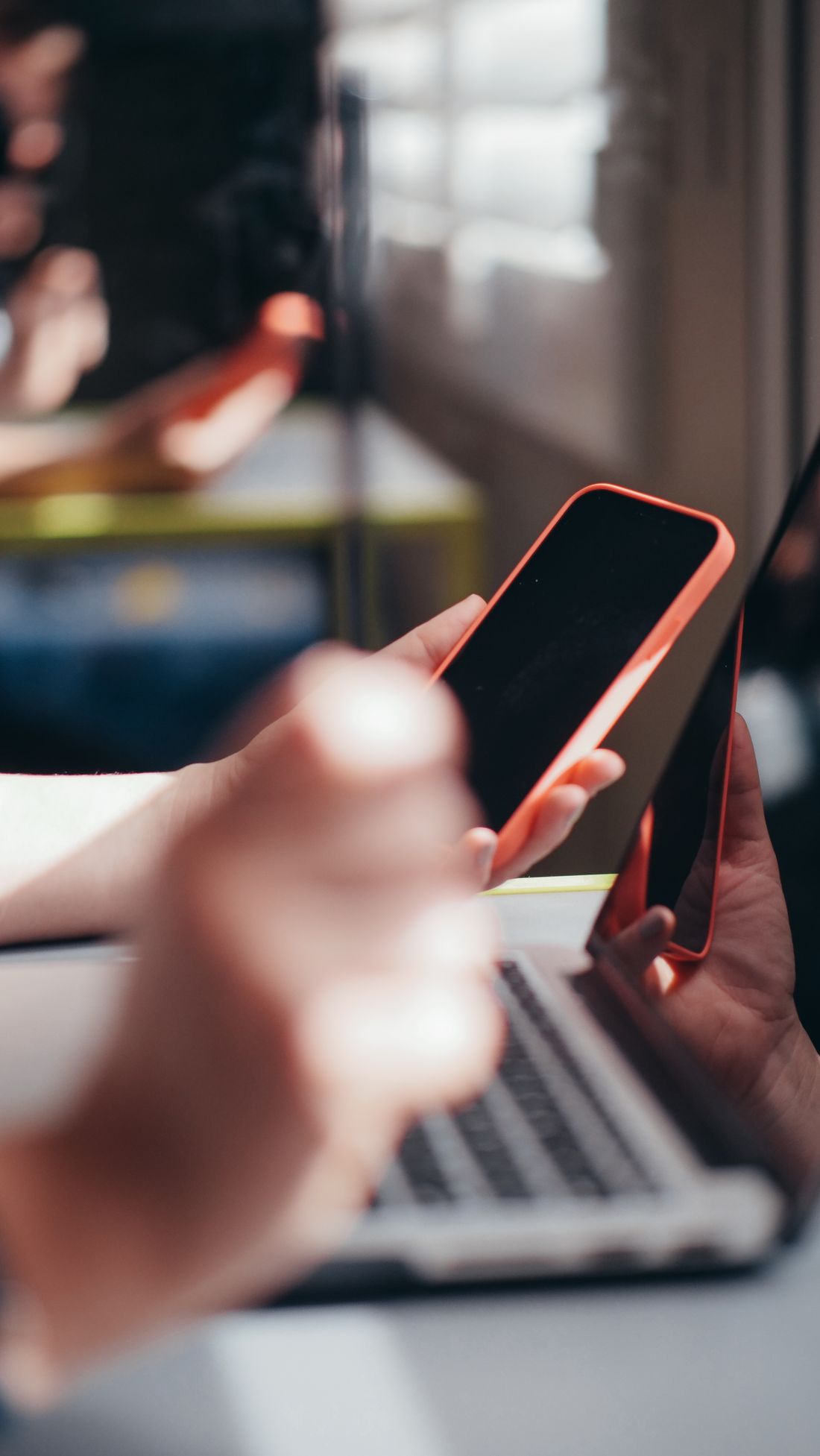 Pengguna memegang ponsel pintar untuk mengakses panduan Megawin188 secara mobile