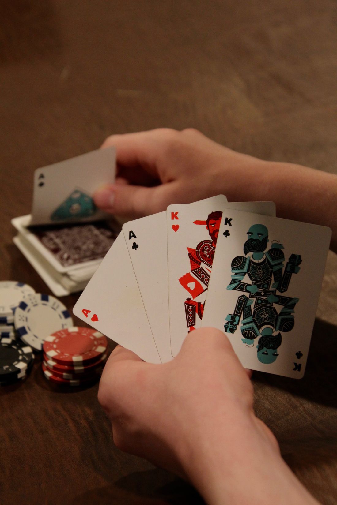 Kartu remi dan chip poker di atas meja sebagai ilustrasi panduan poker Megawin188