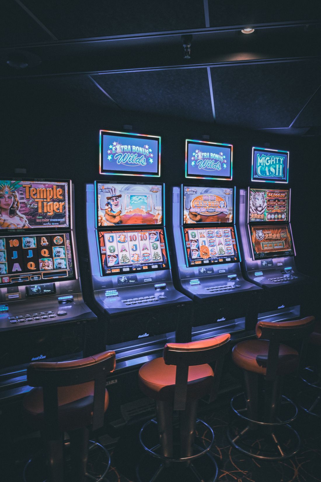 Mesin slot modern dengan layar permainan yang menyala sebagai ilustrasi panduan slot Megawin188