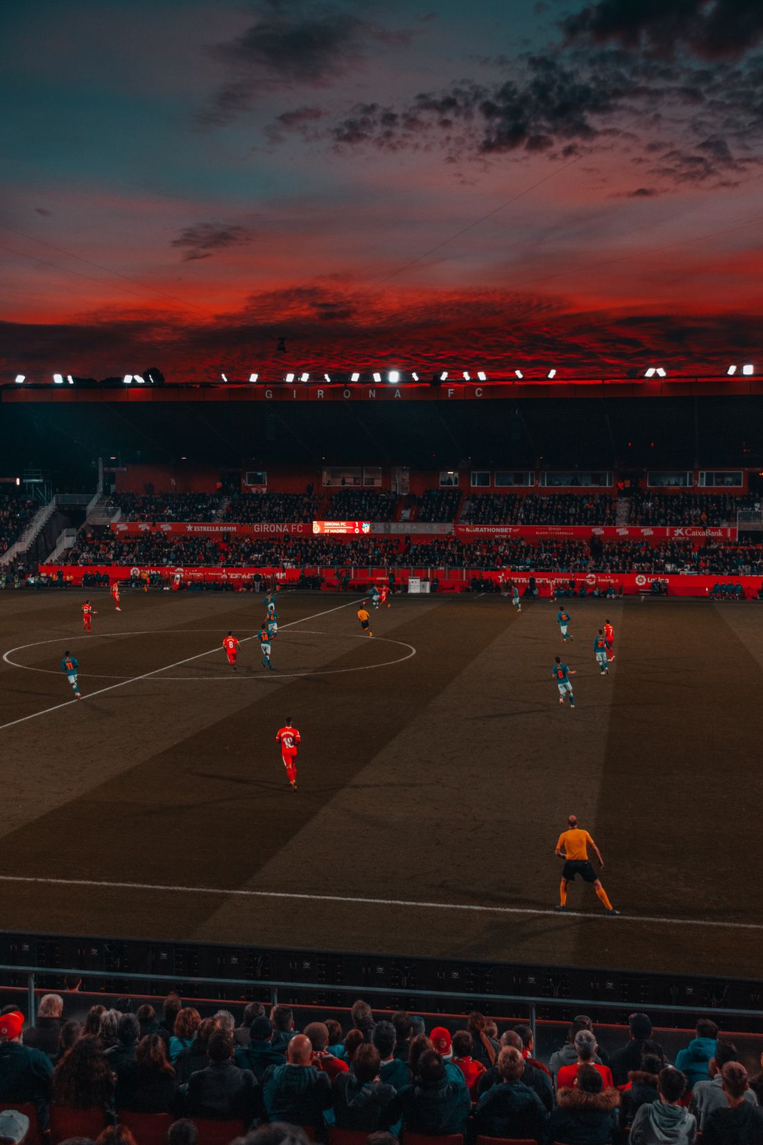 Stadion sepak bola dengan lampu sorot menyala sebagai ilustrasi panduan sportsbook Megawin188